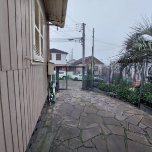 Casa com 141m², 2 dormitórios, 4 vagas, no bairro Marechal Floriano em Caxias do Sul para Comprar
