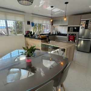 Casa com 154m², 4 dormitórios, 2 vagas, no bairro Cruzeiro em Caxias do Sul para Comprar