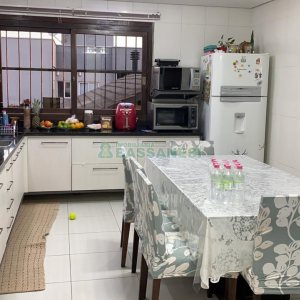 Casa com 265m², 4 dormitórios, 4 vagas, no bairro Vinhedos em Caxias do Sul para Comprar