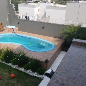 Casa com 265m², 4 dormitórios, 4 vagas, no bairro Vinhedos em Caxias do Sul para Comprar