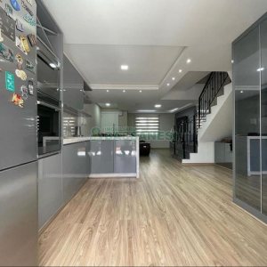 Sobrado com 139m², 3 dormitórios, 2 vagas, no bairro São Victor COHAB em Caxias do Sul para Comprar