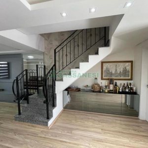 Sobrado com 139m², 3 dormitórios, 2 vagas, no bairro São Victor COHAB em Caxias do Sul para Comprar