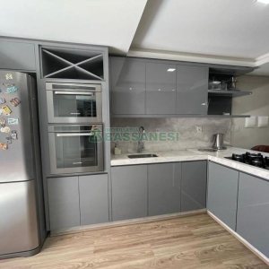 Sobrado com 139m², 3 dormitórios, 2 vagas, no bairro São Victor COHAB em Caxias do Sul para Comprar