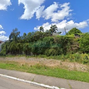 Terreno com 1261m², no bairro Cinqüentenário em Caxias do Sul para Comprar