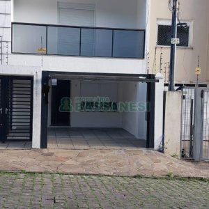 Sobrado com 75m², 2 dormitórios, 2 vagas, no bairro Vinhedos em Caxias do Sul para Comprar