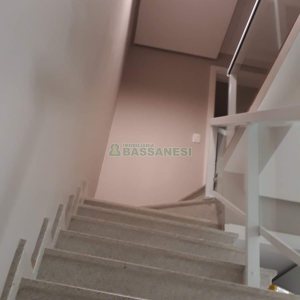 Sobrado com 75m², 2 dormitórios, 2 vagas, no bairro Vinhedos em Caxias do Sul para Comprar