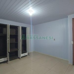 Casa com 90m², 2 dormitórios, 2 vagas, no bairro Esplanada em Caxias do Sul para Alugar