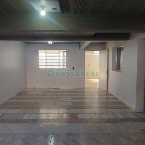 Casa com 90m², 2 dormitórios, 2 vagas, no bairro Esplanada em Caxias do Sul para Alugar