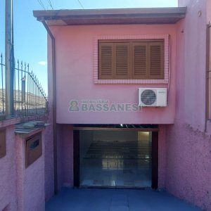 Casa com 90m², 2 dormitórios, 2 vagas, no bairro Esplanada em Caxias do Sul para Alugar