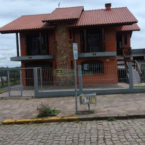 Casa com 182m², 3 dormitórios, 1 vaga, no bairro Colina Sorriso em Caxias do Sul para Comprar