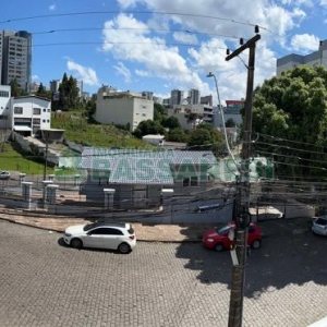 Casa com 290m², 2 dormitórios, 1 vaga, no bairro Cidade Nova em Caxias do Sul para Comprar