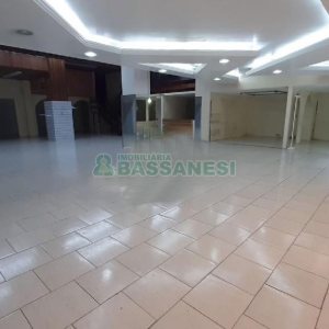 Loja com 610m², no bairro São Pelegrino em Caxias do Sul para Alugar