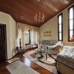 Casa com 383m², 4 dormitórios, 2 vagas, no bairro Bela Vista em Caxias do Sul para Comprar