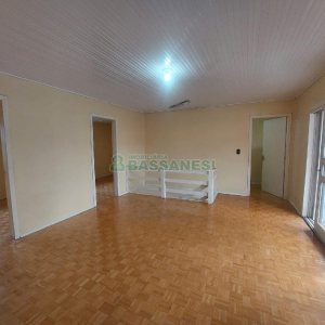 Casa com 90m², 2 dormitórios, 2 vagas, no bairro Santa Corona em Caxias do Sul para Alugar