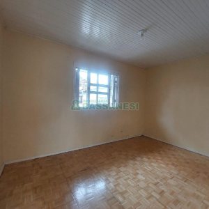 Casa com 90m², 2 dormitórios, 2 vagas, no bairro Santa Corona em Caxias do Sul para Alugar