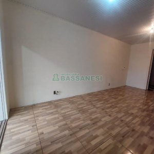 Casa com 90m², 2 dormitórios, 2 vagas, no bairro Santa Corona em Caxias do Sul para Alugar
