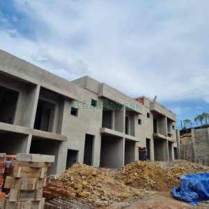 Sobrado com 94m², 3 dormitórios, 2 vagas, no bairro Cristo Redentor em Caxias do Sul para Comprar