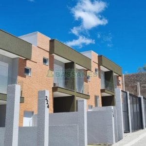 Sobrado com 54m², 3 dormitórios, 2 vagas, no bairro Cristo Redentor em Caxias do Sul para Comprar