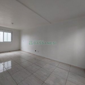 Sobrado com 82m², 2 dormitórios, 1 vaga, no bairro Nossa Senhora do Rosário em Caxias do Sul para Comprar