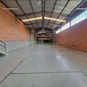 Pavilhão com 620m², no bairro Bela Vista em Caxias do Sul para Alugar