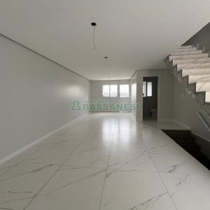 Casa com 110m², 2 dormitórios, 2 vagas, no bairro Esplanada em Caxias do Sul para Comprar