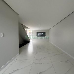 Casa com 110m², 2 dormitórios, 2 vagas, no bairro Esplanada em Caxias do Sul para Comprar