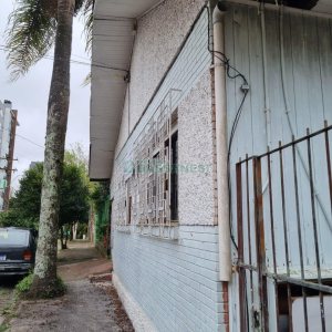 Casa com 180m², 3 dormitórios, 1 vaga, no bairro Panazzolo em Caxias do Sul para Comprar