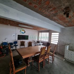 Casa com 200m², 3 dormitórios, 2 vagas, no bairro Pio X em Caxias do Sul para Comprar