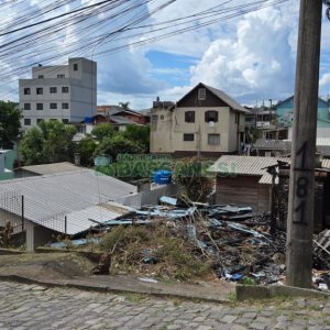 Terreno com 165m², no bairro Interlagos em Caxias do Sul para Comprar