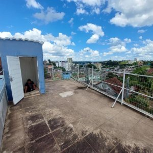 Casa com 162m², 3 dormitórios, 2 vagas, no bairro Rio Branco em Caxias do Sul para Comprar