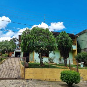 Casa com 194m², 3 dormitórios, 2 vagas, no bairro São Caetano em Caxias do Sul para Comprar