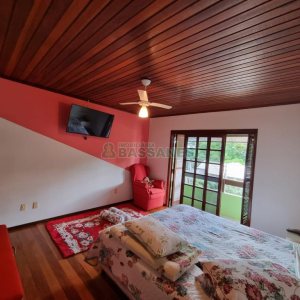 Casa com 194m², 3 dormitórios, 2 vagas, no bairro São Caetano em Caxias do Sul para Comprar