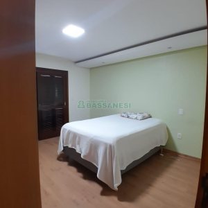 Casa com 249m², 4 dormitórios, 1 vaga, no bairro Esplanada em Caxias do Sul para Comprar