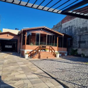 Casa com 188m², 3 dormitórios, 2 vagas, no bairro Charqueadas em Caxias do Sul para Comprar