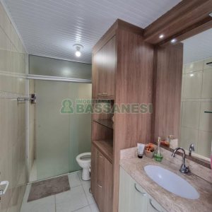 Casa com 188m², 3 dormitórios, 2 vagas, no bairro Charqueadas em Caxias do Sul para Comprar