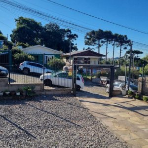 Casa com 188m², 3 dormitórios, 2 vagas, no bairro Charqueadas em Caxias do Sul para Comprar