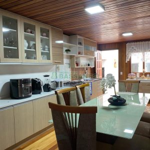 Casa com 188m², 3 dormitórios, 2 vagas, no bairro Charqueadas em Caxias do Sul para Comprar