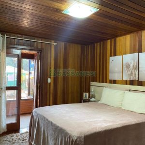 Casa com 188m², 3 dormitórios, 2 vagas, no bairro Charqueadas em Caxias do Sul para Comprar