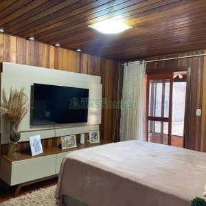 Casa com 188m², 3 dormitórios, 2 vagas, no bairro Charqueadas em Caxias do Sul para Comprar