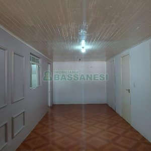 Casa com 80m², 2 dormitórios, 1 vaga, no bairro Kayser em Caxias do Sul para Alugar