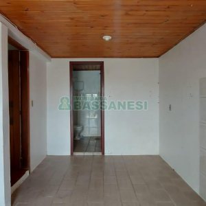 Casa com 80m², 2 dormitórios, 1 vaga, no bairro Kayser em Caxias do Sul para Alugar