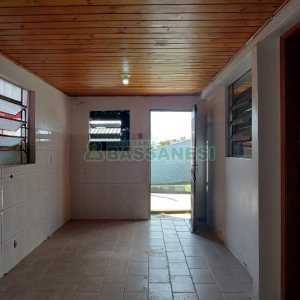Casa com 80m², 2 dormitórios, 1 vaga, no bairro Kayser em Caxias do Sul para Alugar