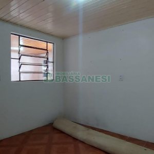 Casa com 80m², 2 dormitórios, 1 vaga, no bairro Kayser em Caxias do Sul para Alugar