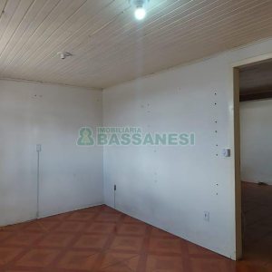 Casa com 80m², 2 dormitórios, 1 vaga, no bairro Kayser em Caxias do Sul para Alugar