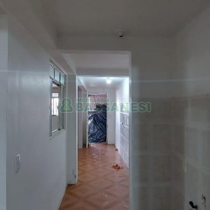 Casa com 80m², 2 dormitórios, 1 vaga, no bairro Kayser em Caxias do Sul para Alugar