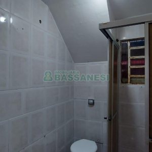 Casa com 80m², 2 dormitórios, 1 vaga, no bairro Kayser em Caxias do Sul para Alugar