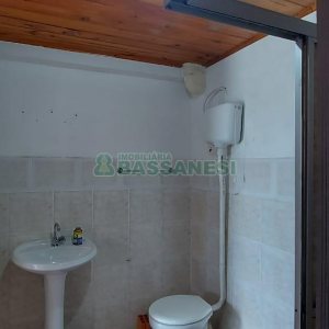 Casa com 80m², 2 dormitórios, 1 vaga, no bairro Kayser em Caxias do Sul para Alugar
