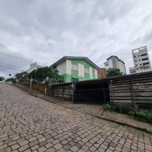 Casa com 200m², 3 dormitórios, 6 vagas, no bairro Cruzeiro em Caxias do Sul para Comprar