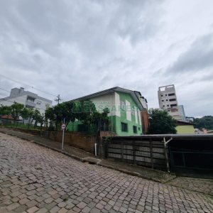 Casa com 200m², 3 dormitórios, 6 vagas, no bairro Cruzeiro em Caxias do Sul para Comprar