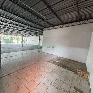 Loja com 594m², no bairro Pio X em Caxias do Sul para Alugar ou Comprar